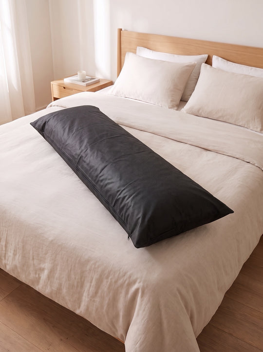 Custodia protettiva nera per dakimakura su un letto, con zip chiusa
