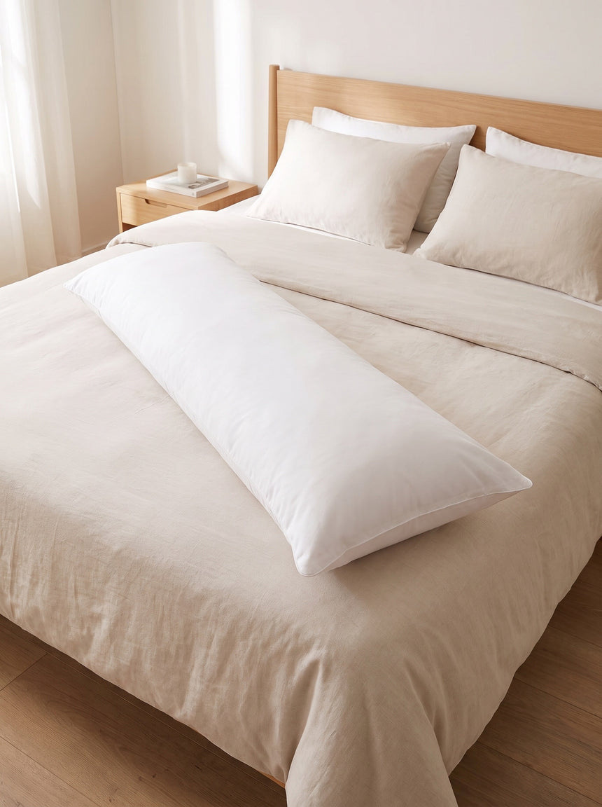 Cuscino interno per dakimakura disteso su un letto, vista intera